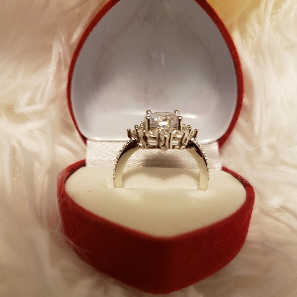 Womens Solitaire Ring - Picture 6 of 8